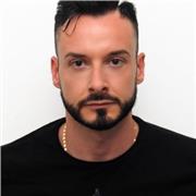 Docente di discipline letterarie impartisce lezioni a studenti di ogni ordine e grado.